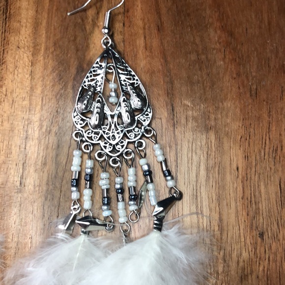 3/$25 NWT Beautiful Feather Drop Earrings - Picture 2 of 6